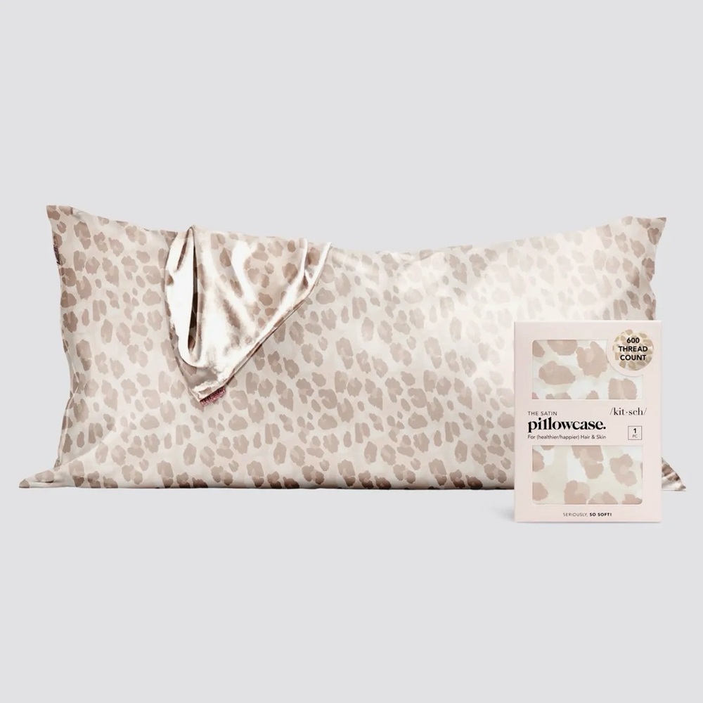 KITSCH. Satin king pillow case in leopard.